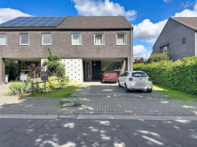 Cette maison familiale spacieuse et chaleureuse, d'une surface habitable de pas moins de 179 m², bénéficie d'un emplacement idéal à proximité du centr