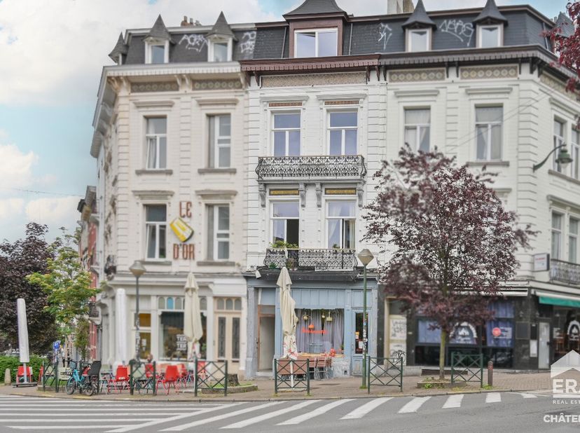 ERA CHÂTELAIN vous propose ce bel immeuble de rapport de 3 unités reconnues à lurbanisme et composé de 4 unités en situation de fait, idéalement local