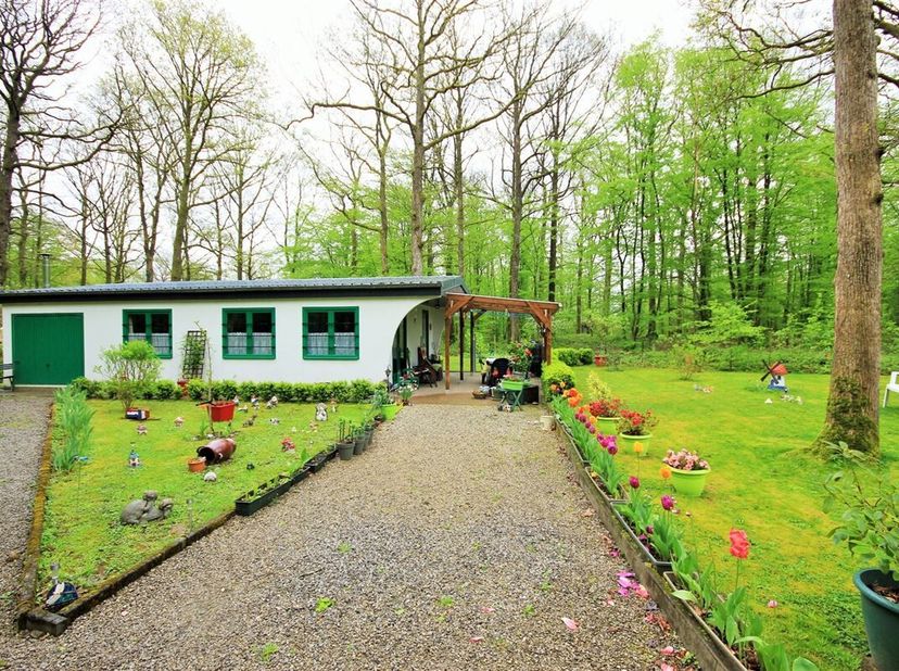 A vendre, bâtiment en VIAGER OCCUPE !<br />
Situé dans le domaine du Bois de Roly, ce chalet est dune superficie de 70m², érigé sur un terrain de 18 a