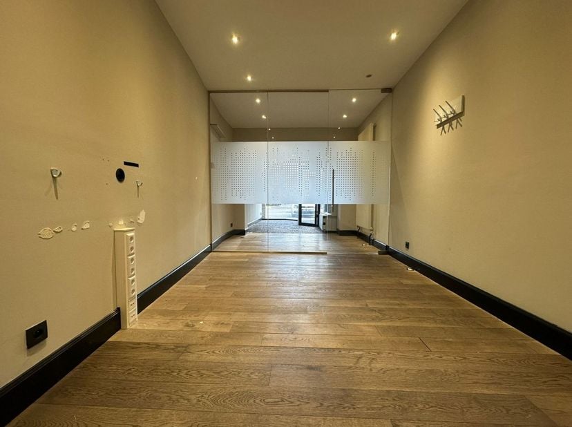 Immeuble commercial de plain-pied dans un emplacement de choix !<br />
<br />
Situation : Idéalement situé dans le centre de Herenthout avec toutes