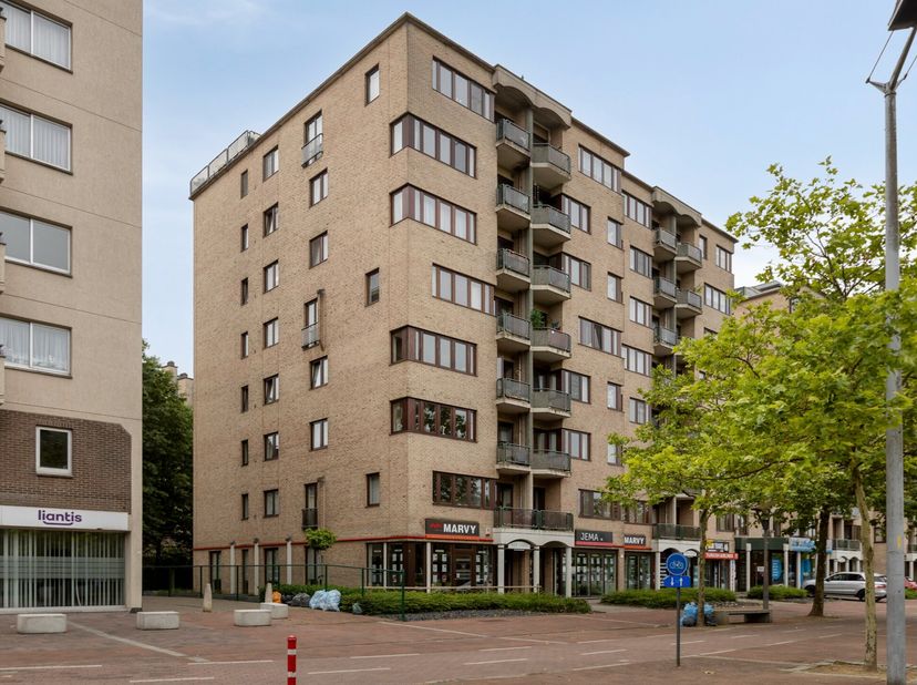 Gelegen aan Dieplaan 69 bus 11, in het centrum van Genk, biedt dit ruime appartement alle comfort op een uitstekende locatie.<br />
Het beschikt over