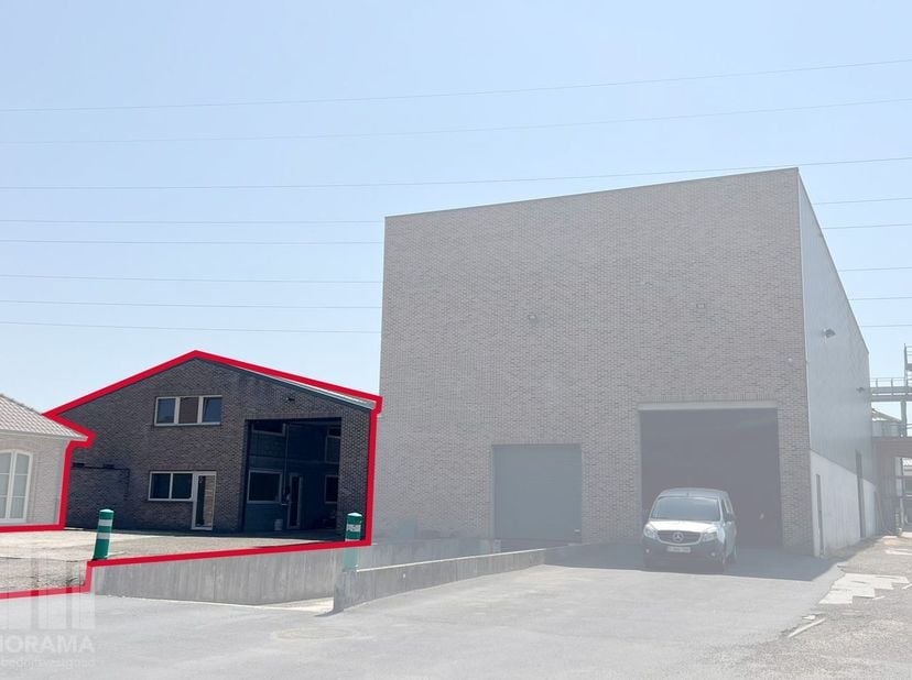 Espace de stockage d’une superficie totale de 535 m² avec 200 m² de bureaux à louer. Grâce à sa situation stratégique, ce site bénéficie d’une excelle
