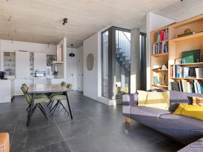 Ce magnifique loft de 85 m² est situé dans le bâtiment historique "Koffienatie" à Anvers, au milieu du quartier animé du Dam. Ce projet unique dans l'