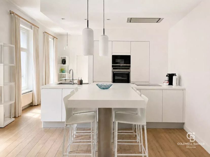 Situé dans lÎlot Sacré, à proximité de la place de la Monnaie, cet appartement meublé de ± 114 m² se trouve au 3ème étage dune bâtisse du XVIIIe siècl