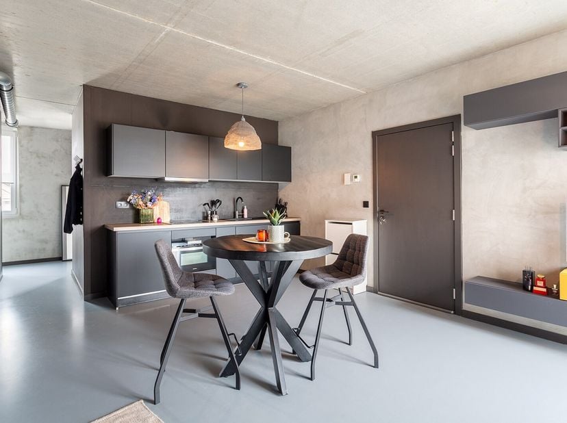 Locatie<br />
Ideaal gesitueerd tussen de Brederode, Markgrave en de Harmoniewijk, bevindt dit 1-slaapkamer appartement zich in een rustige en residen