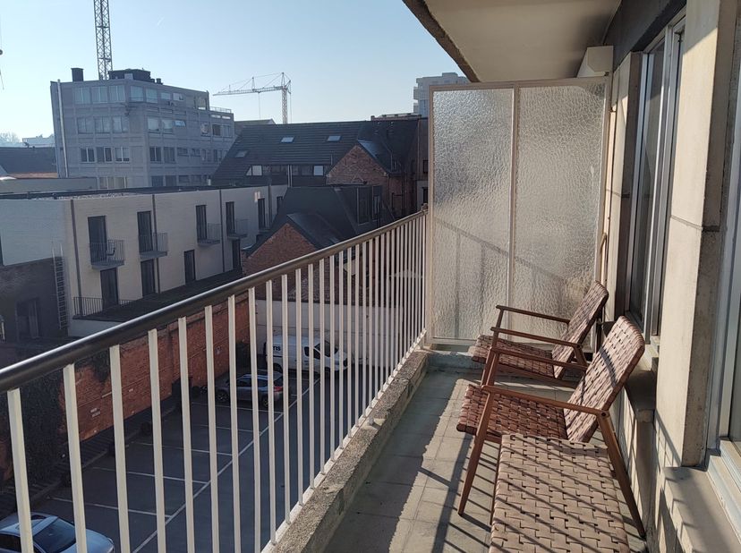 TE HUUR:<br />
Centraal gelegen studio in Leuven centrum te Fonteinstraat 135.<br />
Deze lichtrijke studio bevindt zich op de vierde verdieping aan d
