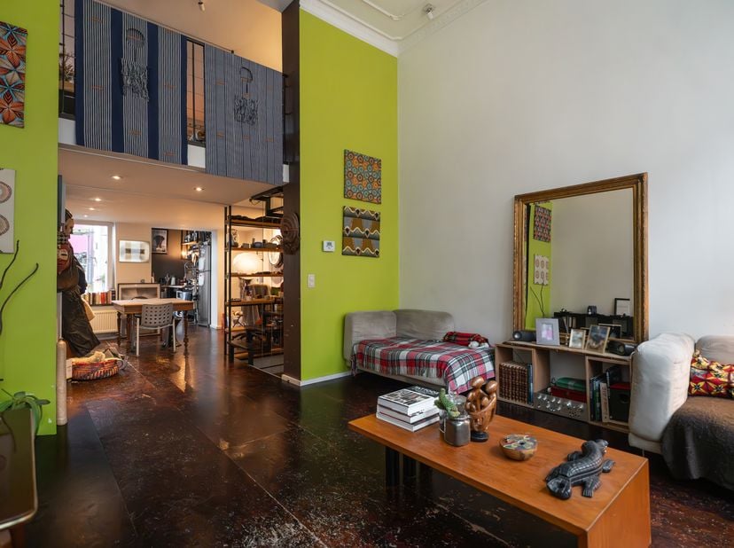 Deze triplex van ±120 m² valt op door zijn loft-achtige uitstraling, zijn volledig open ruimtes en zijn indeling over drie verdiepingen. De woning bev