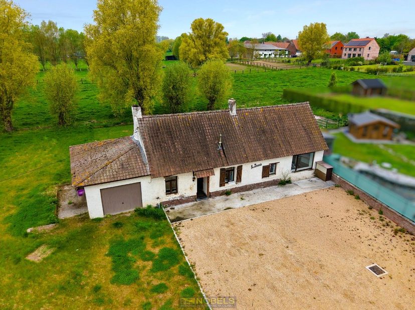 Vlieg mee over dit perceel:&amp;nbsp;https://www.youtube.com/embed/4cv5QgW8ua0<br />
<br />
HALFOPEN HOEVEWONING op een ZEER RUSTIGE EN LANDELIJKE LIGGING