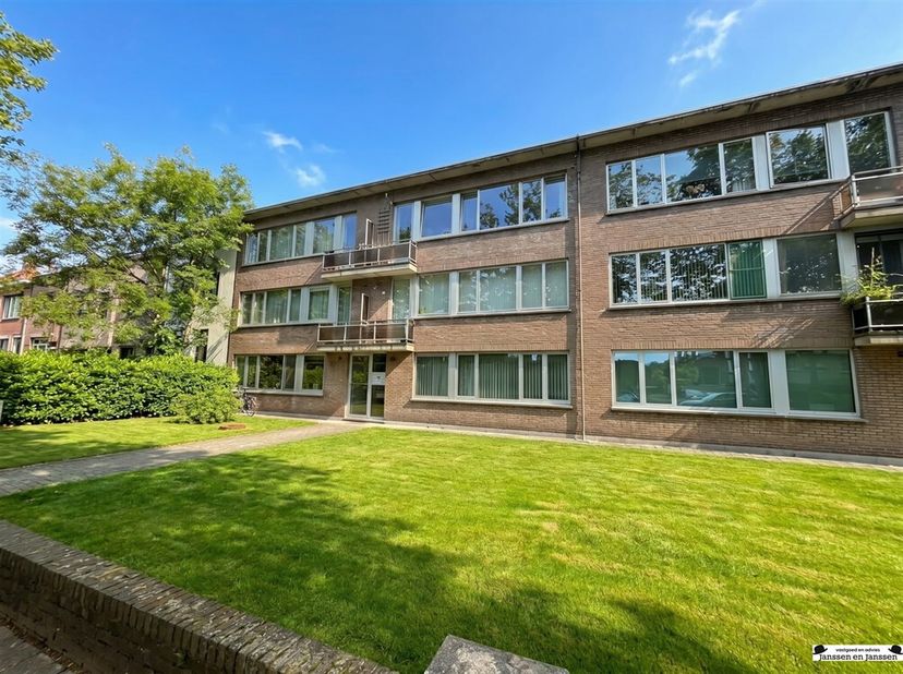 Dit verzorgd appartement op de tweede verdieping te Hoboken op de grens met Wilrijk..<br />
Via de inkomhal bereikt u de lichtrijke leefruimte met gro