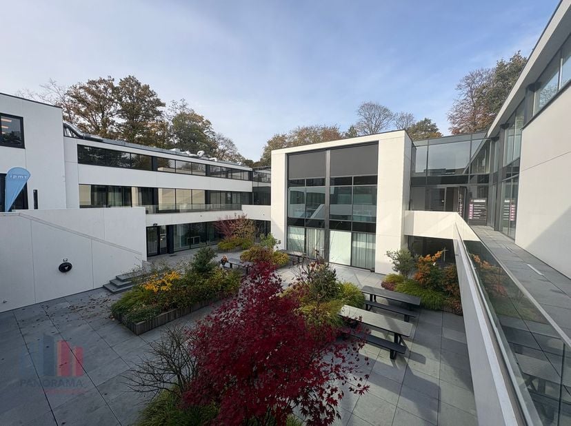 Deze instapklare kantoren met een oppervlakte van 673 m², gelegen op het gelijkvloers, bieden uitstekende zichtbaarheid langs de Kortrijksesteenweg. D
