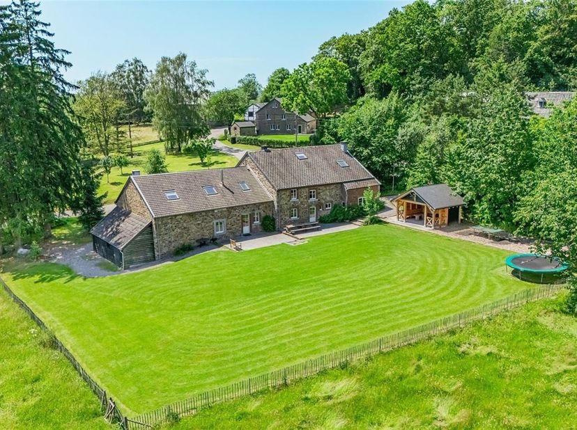 À la recherche d'un investissement rentable ou d'une vaste habitation au coeur de l'Ardenne ? <br />
 MCA Immobilier vous propose à la vente ce magnif