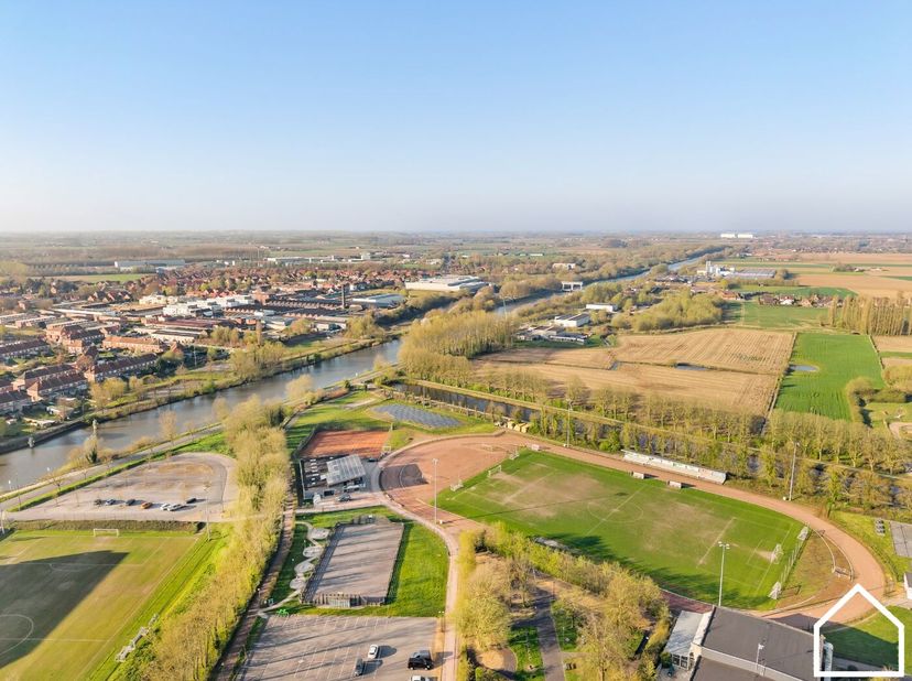 Appartement van 112,41 m² op de derde verdieping bestaande uit een inkomhal met vestiaire, WC, berging en badkamer, ruime living met veel lichtinval v