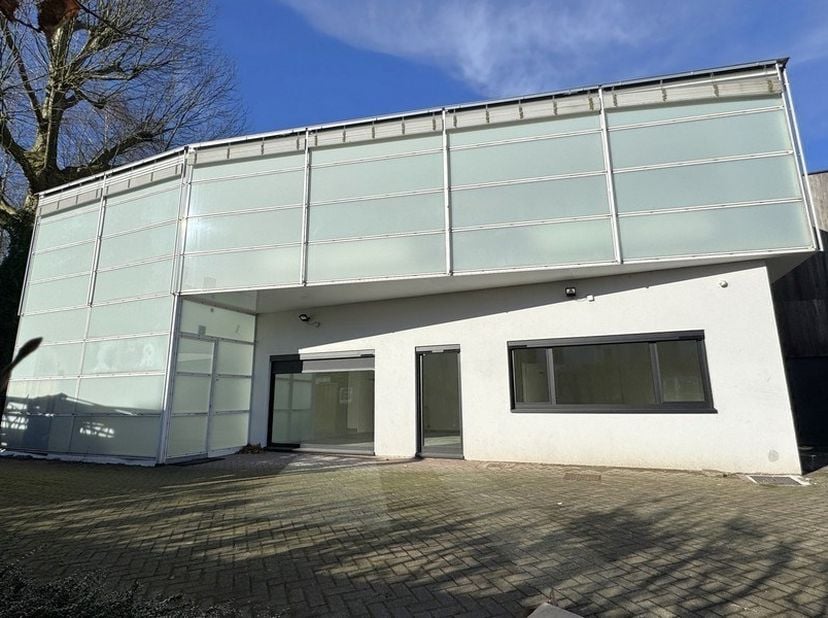 185m² de bureaux prêts à l'emploi avec 6 places de parking<br />
Emplacement : accès facile à l'E17 et à l'E40 et arrêt de bus à distance de marche<br