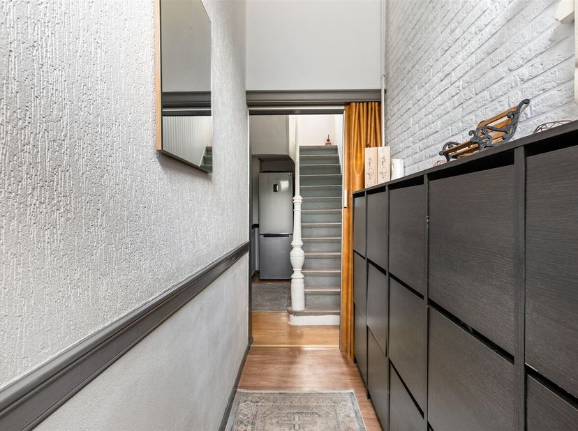 Ligging: Deze zéér gezellige woning is rustig doch gunstig gelegen nabij de Bredabaan en Schoten. Verschillende scholen, winkels, horeca en het openba