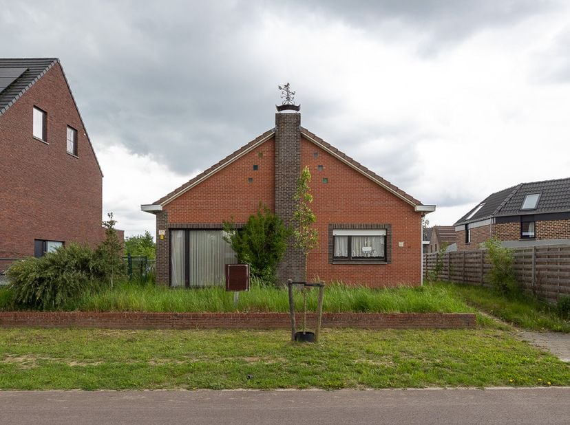 WONING MET OPGESTARTE RENOVATIEWERKEN -<br />
<br />
Rustig gelegen.<br />
Op de grens tussen Wommelgem en Vremde.<br />
Met uitzicht op groen. <br />