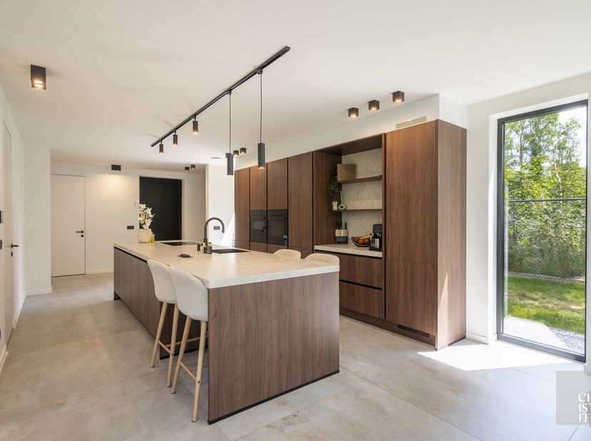 INDELING<br />
Bij het betreden van de woning komt u binnen in de stijlvolle, volledig uitgeruste keuken, die aansluit op de lichtrijke woonkamer. Aan