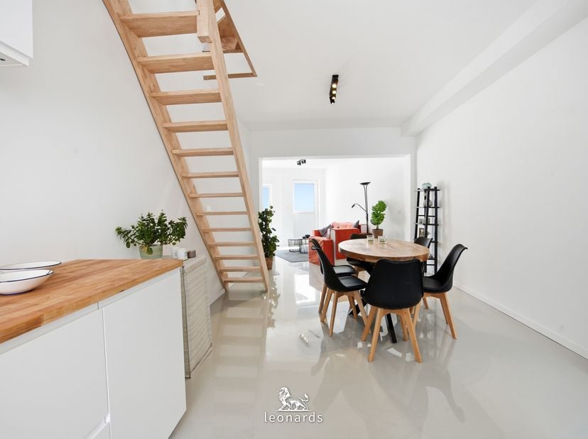 Cette magnifique maison entièrement rénovée (2026) est idéalement située à deux pas du centre-ville de Courtrai et à proximité immédiate du parc de Gr