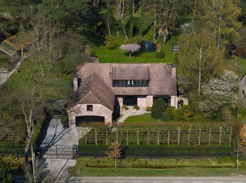 Op wandelafstand van het Zoerselbos bevindt zich deze instapklare villa ( volledig nieuw geschilderd ) . Met een bebouwde oppervlakte van in totaal 44