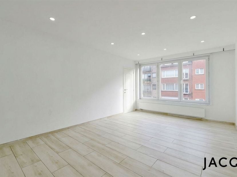 JACQ. Real Estate stelt u met plezier dit ruime en instapklare appartement in Deurne-Zuid voor.<br />
<br />
Dit appartement combineert modern woonc
