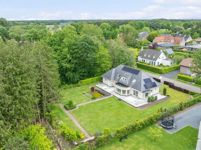 Energiezuinige 5 slpk woning op 16a 69ca in Kasterlee<br />
Deze woning dateert van 1999 en bevindt zich in een goede staat van onderhoud.<br />
Liggi