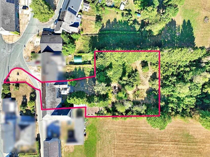 Corps de ferme comprenant une habitation et 2 granges, situé dans le joli village de Vodecée, au calme. <br />
<br />
Celui-ci se compose de la mani