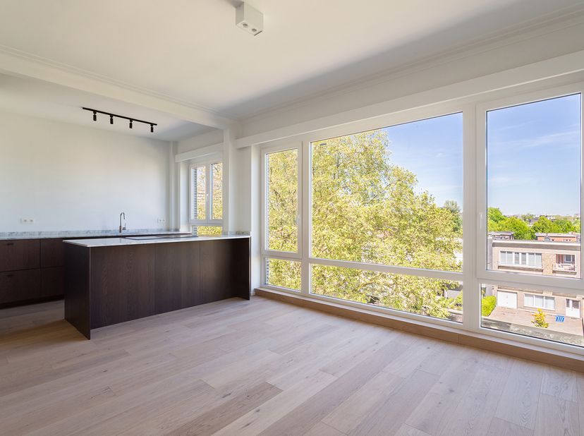 Wilrijk - Kwalitatief nieuw gerenoveerd en lichtrijk 2 à 3 slaapkamer dakappartement met extra bureau-, dressingkamer en een zonnig terras. Gelegen op