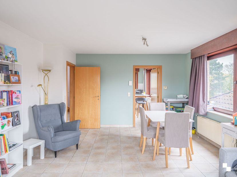 Dit ruime duplexappartement met twee slaapkamers is gelegen nabij het dorpscentrum van Merelbeke en beschikt over een bruto bruikbare vloeroppervlakte