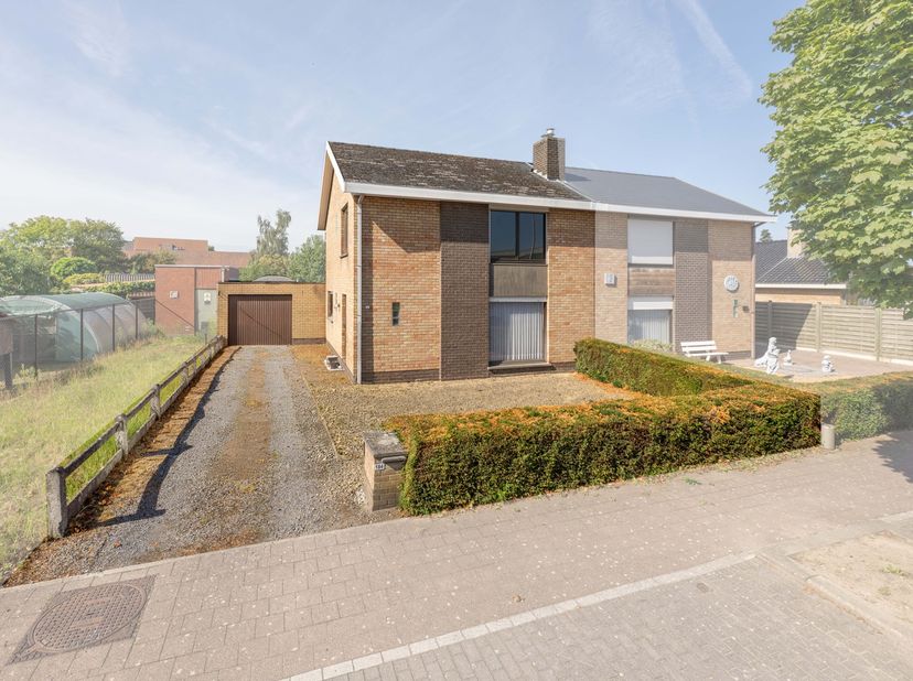 Op een rustige locatie in Zulte, met vlotte verbinding naar Kortrijk en Deinze, biedt deze woning een uitgelezen kans voor wie op zoek is naar een pan