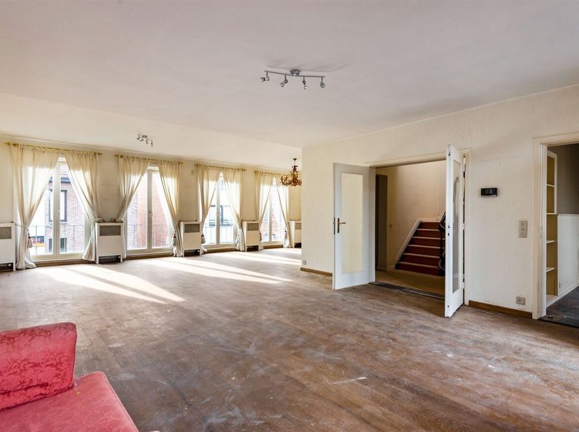Op zoek naar ruimte, licht en charme? Dit uitzonderlijk ruim duplexappartement met een bewoonbare oppervlakte van maar liefst 212 m² biedt een unieke