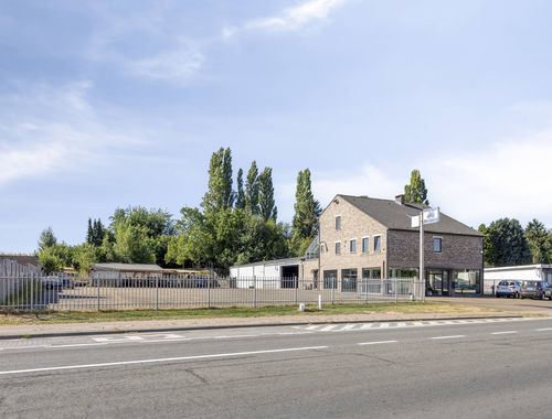                                         Magazijn met woonst te koop in Hakendover, € 985.000
