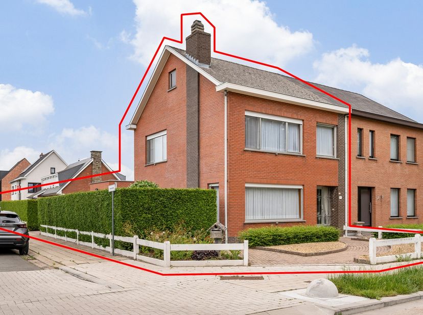 Te koop – Goed onderhouden halfopen bebouwing in Berlaar.<br />
<br />
Bent u op zoek naar een verzorgde woning op een rustige locatie, maar toch op w