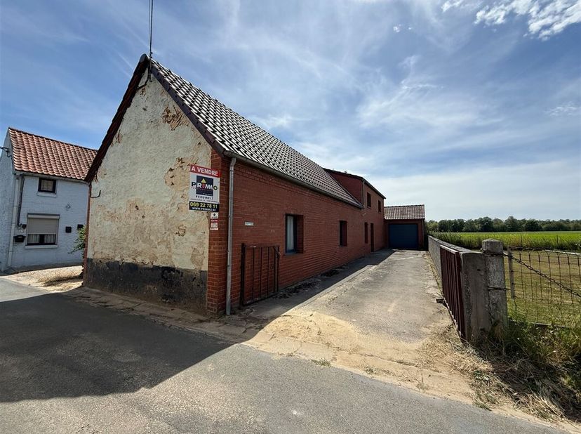 Aangenaam vrijstaand huis, grotendeels gelijkvloers, met tuin midden op het platteland.<br />
Dit pand bestaat uit:<br />
-  Op de begane grond: hal (