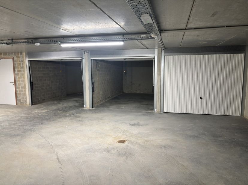 Deze ruime garagebox is gelegen aan de Oude Brugstraat. Deze afgesloten garagebox is voorzien van een kantelpoort.<br />
Indien u interesse heeft kan