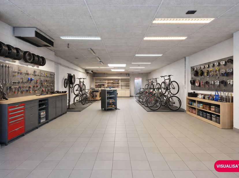 Dit ruime, lichtovergoten handelspand (ca. 246 m²) te huur bevindt zich in een trendy woonbuurt in volle ontwikkeling. De locatie is een echte hotspot