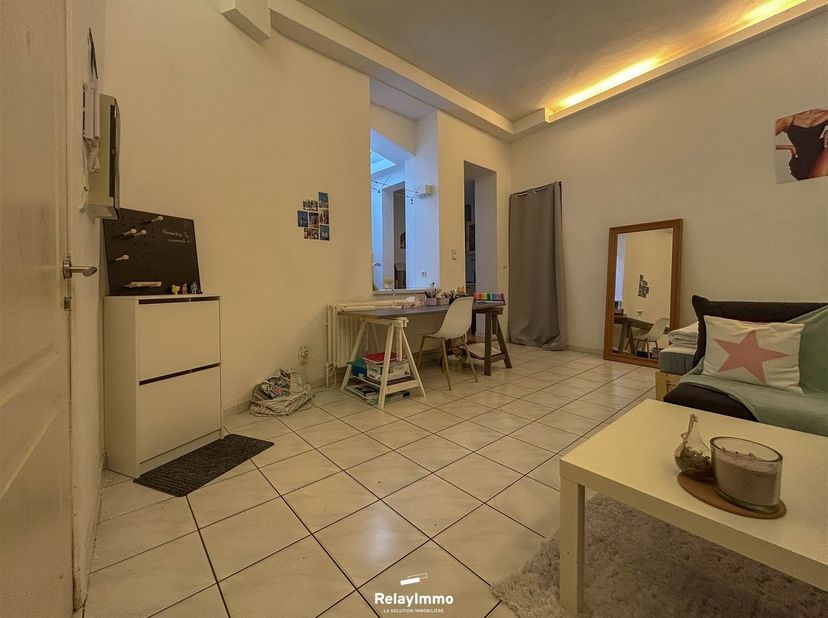 Aantrekkelijke studio van 40 m² te huur exclusief voor studenten!<br />
Woonkamer met eethoek, semi-ingerichte keuken met oven, elektrische kookplaat