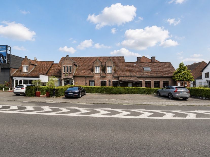 Ontdek dit interessant investeringspand langs een commerciële verkeersader van Eeklo. Met twee verhuurde gebouwen geniet dit vastgoedgeheel van een ui