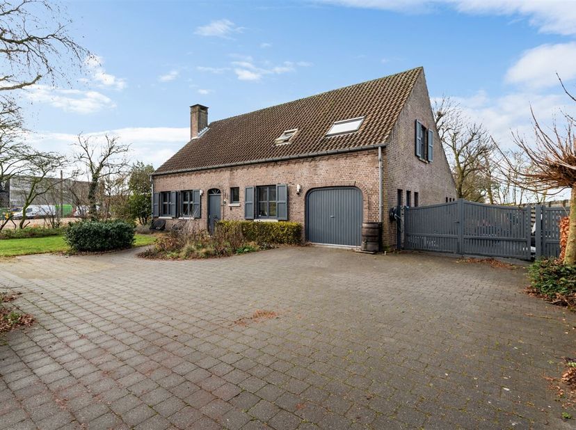 Situation :<br />
Cette maison individuelle est située à Meerledorp 5 à Meerle, près de la frontière néerlandaise et facilement accessible par les aut