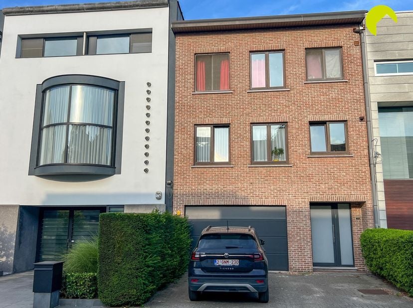 Op een uitstekende locatie te Berchem, vinden we dit ruim 2-slpk appartement in een rustig gebouw. Het openbaar vervoer (bus en tram), tal van winkels