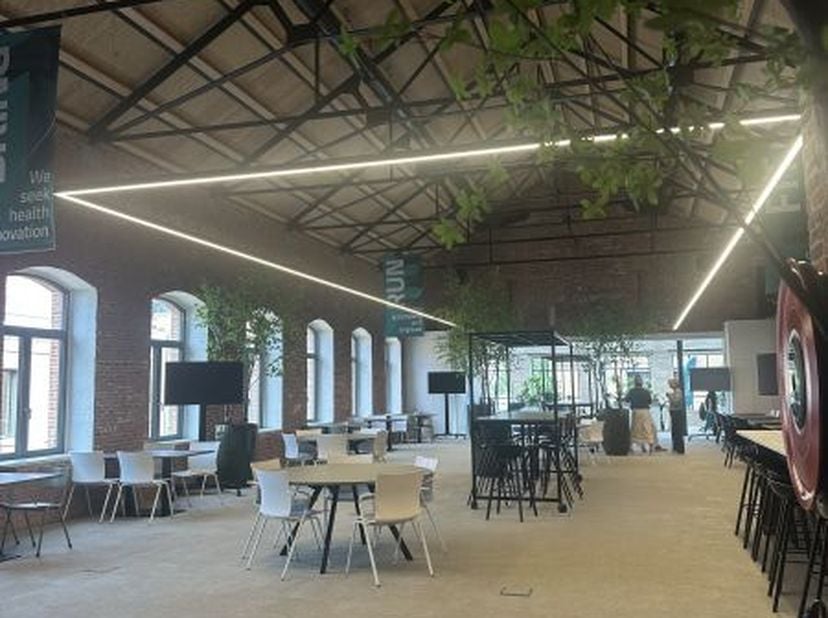 Kantoorruimte/multifunctionele ruimte te huur in Mechelen. Vanaf 600 m². Gelegen aan de Vaartdijk nabij de E19.<br />
<br />
--------<br />
opsplitsba