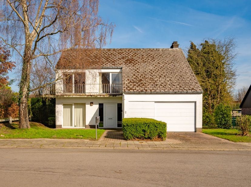 MAISON AVEC JARDIN ET QUATRE CHAMBRES<br />
<br />
Maison idéalement située à proximité du parc de Tervuren.<br />
Disposition de la maison : rez-de-c