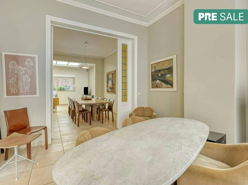 Plan je bezoek en laat je verrassen!<br />
<br />
Dit stijlvol huis biedt een perfecte combinatie van comfort, ruimte en hedendaags woonplezier. Met e