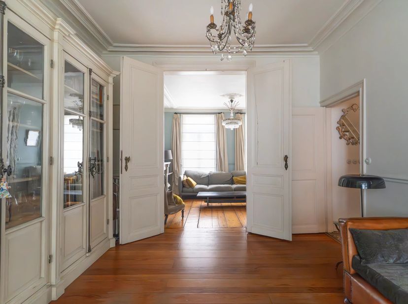 Victoire Junot vous présente, dans le recherché quartier Louise, cette belle maison de ± 300 m² daprès PEB, rénovée en profondeur en 2001, avec une co