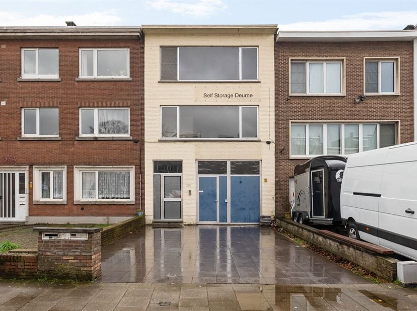 Dit veelzijdige pand is gelegen op de August van de Wielelei te Deurne en biedt tal van mogelijkheden voor zowel investeerders als zelfstandigen. Dank