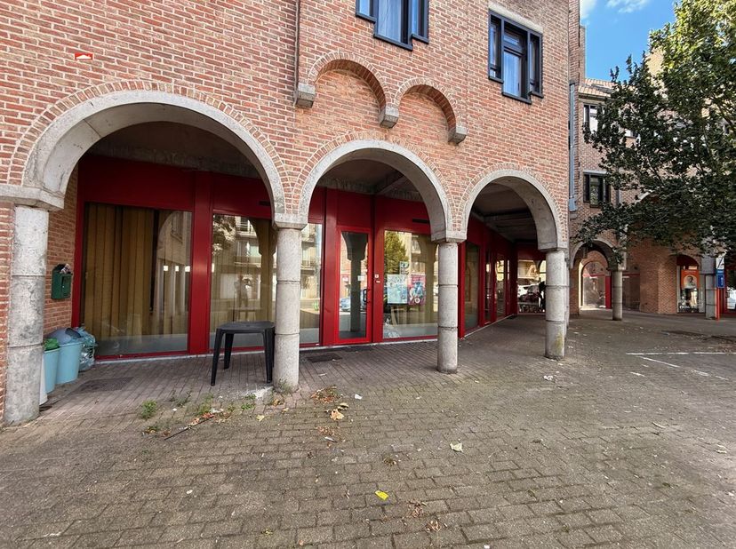 Centraal gelegen kantoorruimte/handelsgelijkvloers met ruime kelder. Pand is thans ingericht als woonst: inkom, living, open ingerichte keuken, ingeri