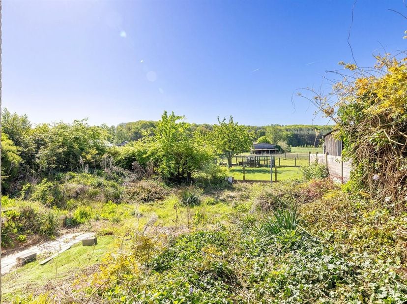 Maison à rénover avec 3 chambres, garage, sous-sol et jardin !  <br />
La propriété est située dans un quartier vert et calme avec un accès facile. Av