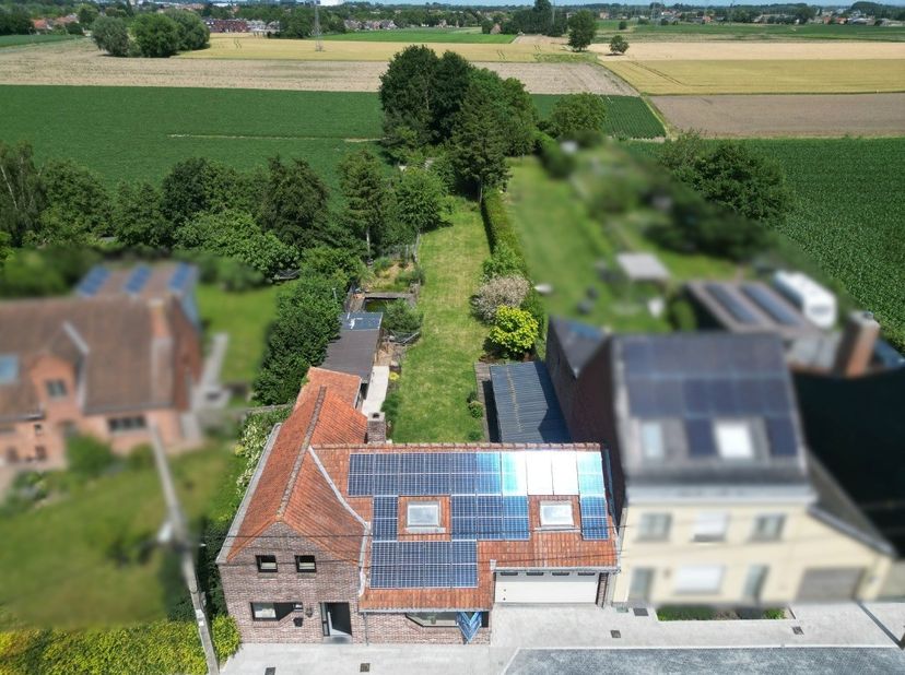 Droomt u van ruimte, landelijke ligging, rust en een prachtige tuin? Dan is deze charmante woning op een uitzonderlijk perceel van maar liefst 1.780 m