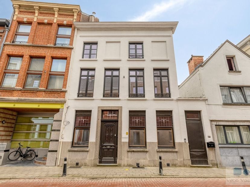 Op zoek naar een ruim en instapklaar appartement in het centrum van Lier?<br />
<br />
Dit volledig gerenoveerde appartement van maar liefst 112 m² co