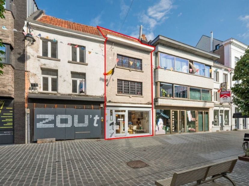 Hartje centrum, in gezellige winkelstraat en dicht bij publieke parking :<br />
authentiek&amp;nbsp;handelspand met stadstuin en atelier, winkelruimte van