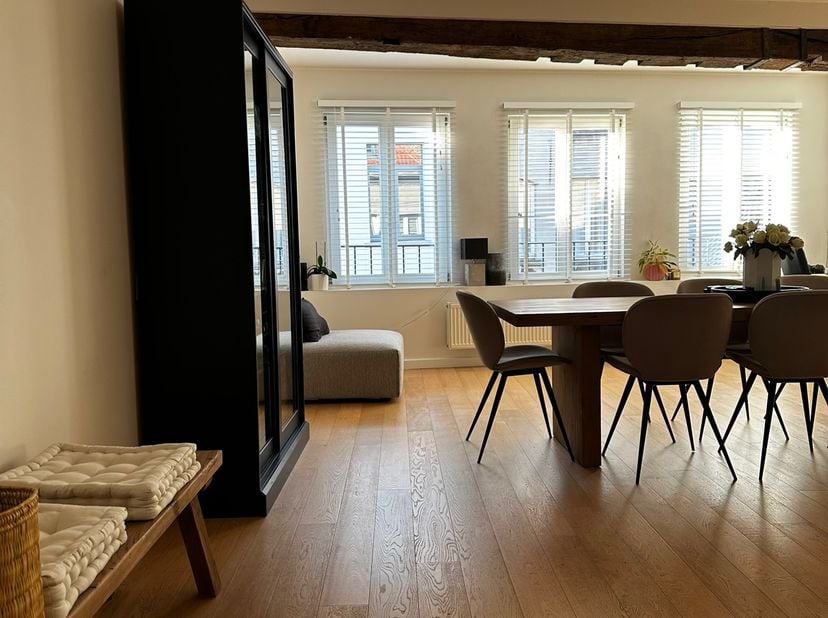 Verzorgd duplex appartement gelegen in het centrum van Mechelen, op wandelafstand van horeca, winkels, en openbaar vervoer. Een unieke kans voor wie c