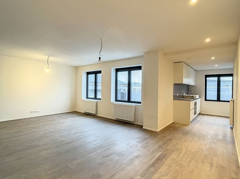 Dit prachtige appartement met 2 slaapkamers van +/- 121,9 m² wordt voor het eerst bewoond en bevindt zich op de 3e verdieping van een volledig gerenov